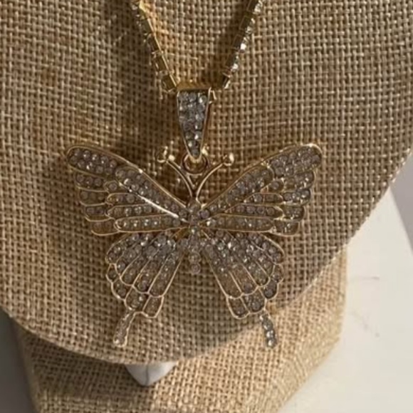 New very pretty large butterfly necklace - Picture 2 of 2